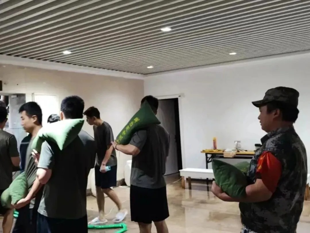 闻“汛”而动|“汛” 速出击，珠光物业在行动!